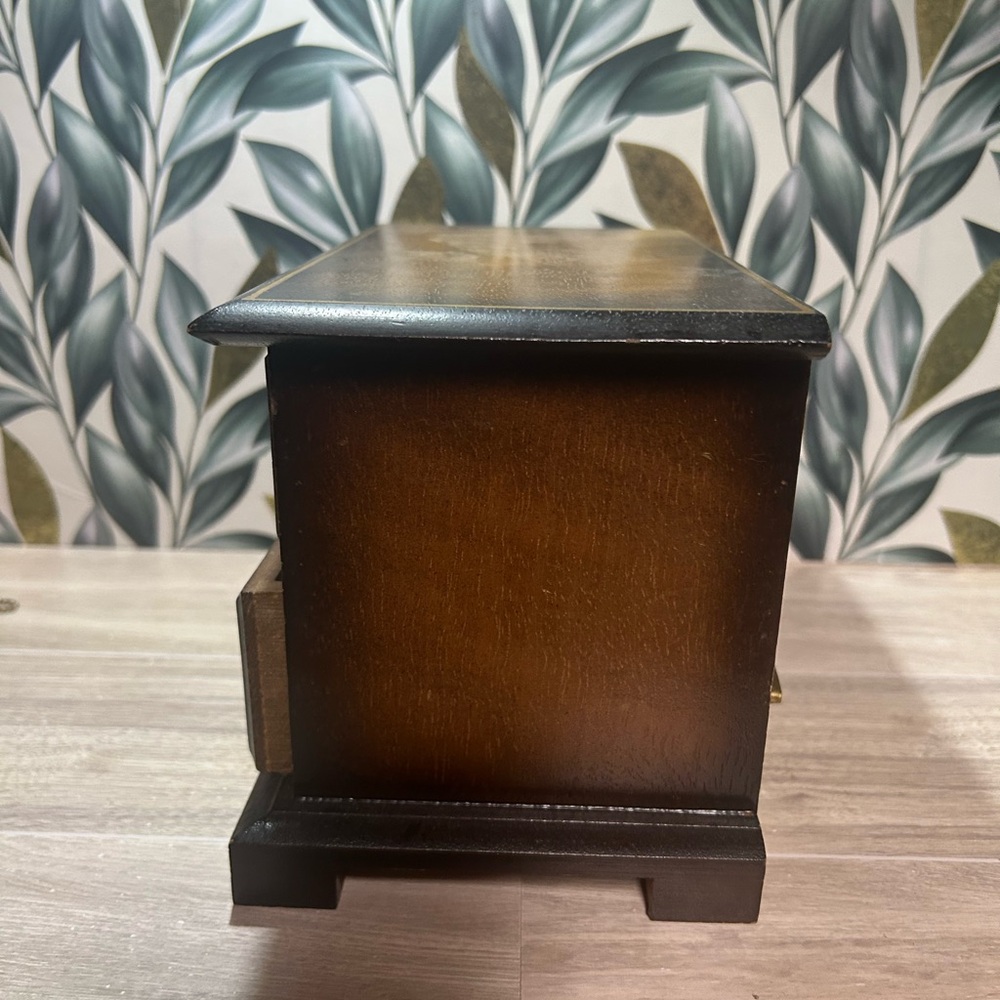 Vintage Wooden Musical Jewelry Box with Six Brooches - Picture 6 of 12